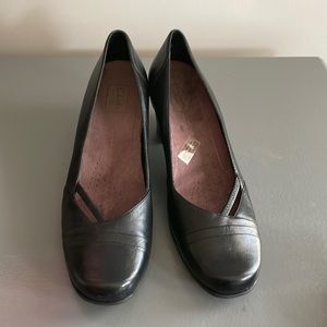 Clark’s Black Slip on Casual Round Toe Shoes size 11N